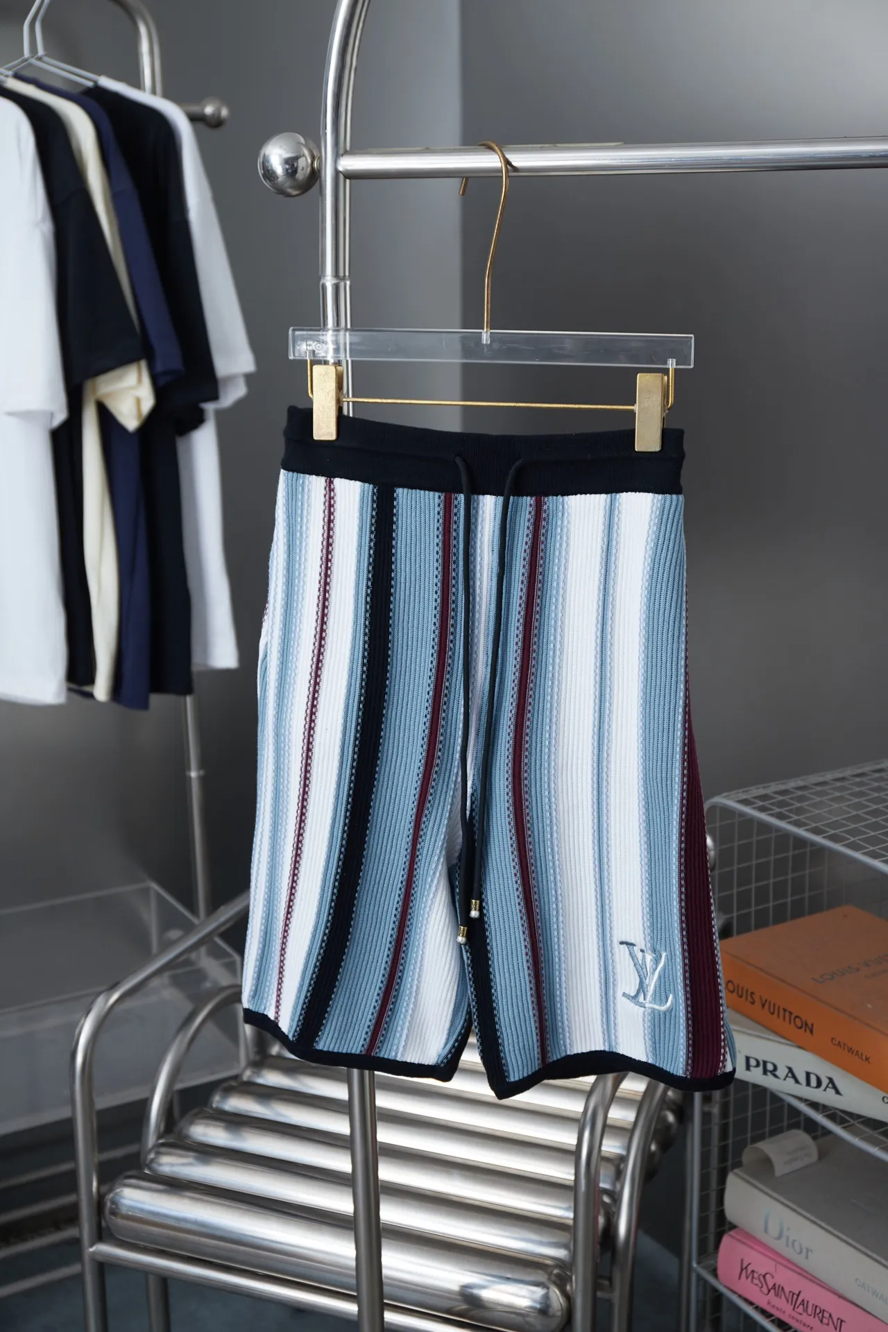 🅿️230 Lujia 25ss new cotton shorts have a loose and breathable silhouette with vertical crochet stripes, and the Yingze embroidered logo is integrated into the left side. The beaded drawstring lasso closure adds an elegant touch, and can be worn with the matching shirt for a cruise look. Size: S.M.L.XL.